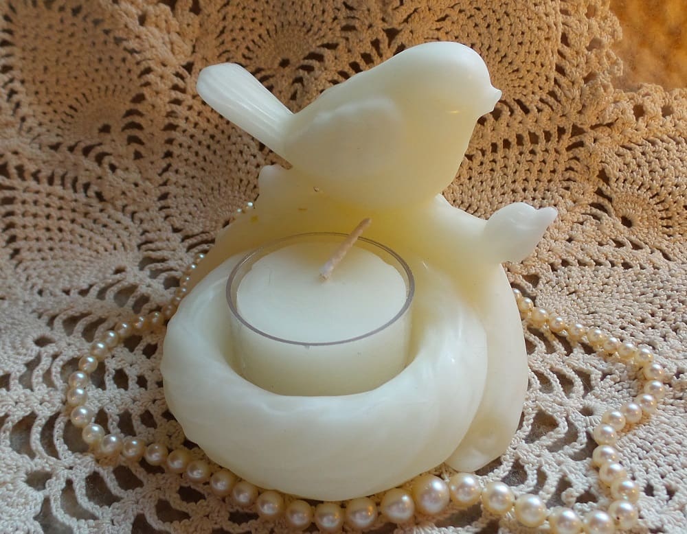 Beeswax Candle Tea Light Holder Bird in Nest Shape in WHITE